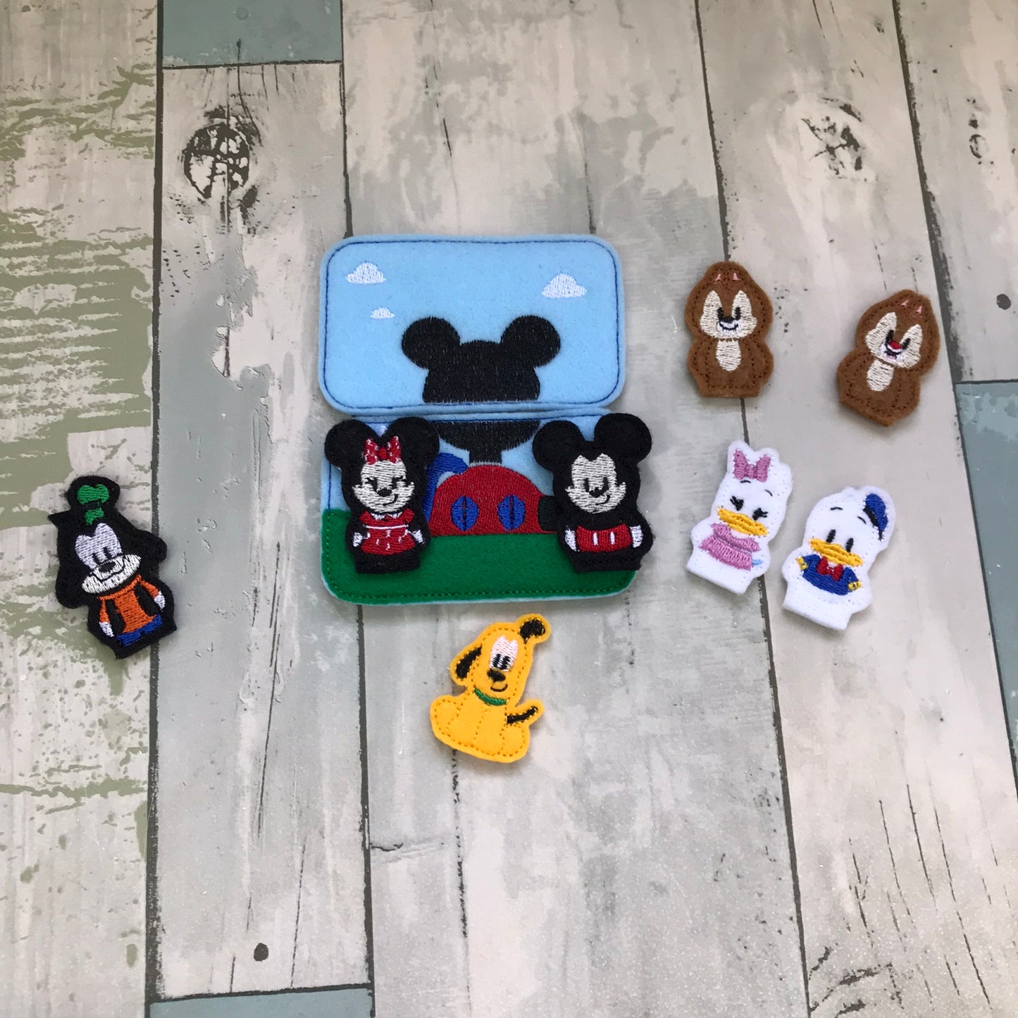 Friends Felt Pocket Play Set With Tin