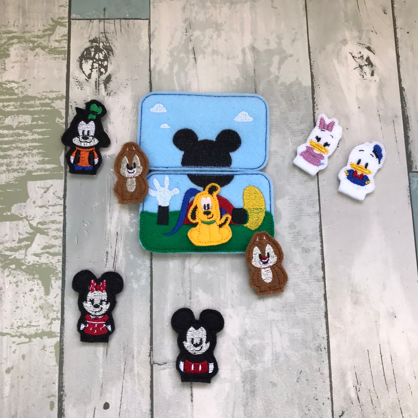 Friends Felt Pocket Play Set With Tin