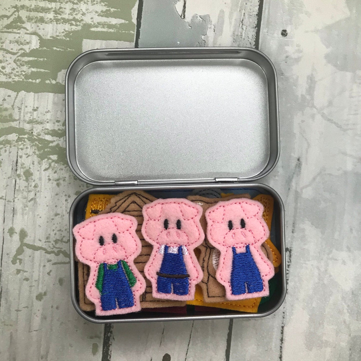 3 Pigs Felt Pocket Play Set With Tin